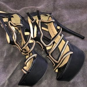 🚫SOLD🚫Chain detail pumps